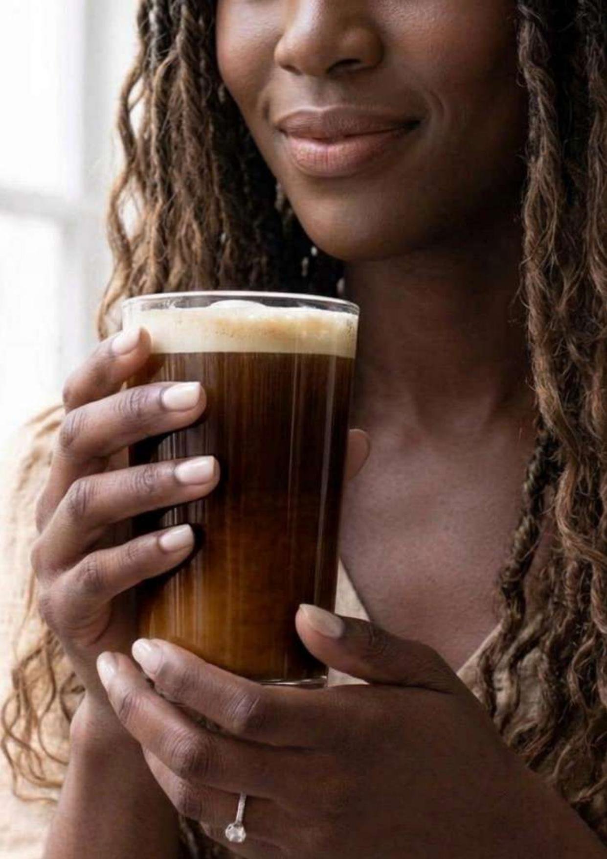 Femme savourant un café