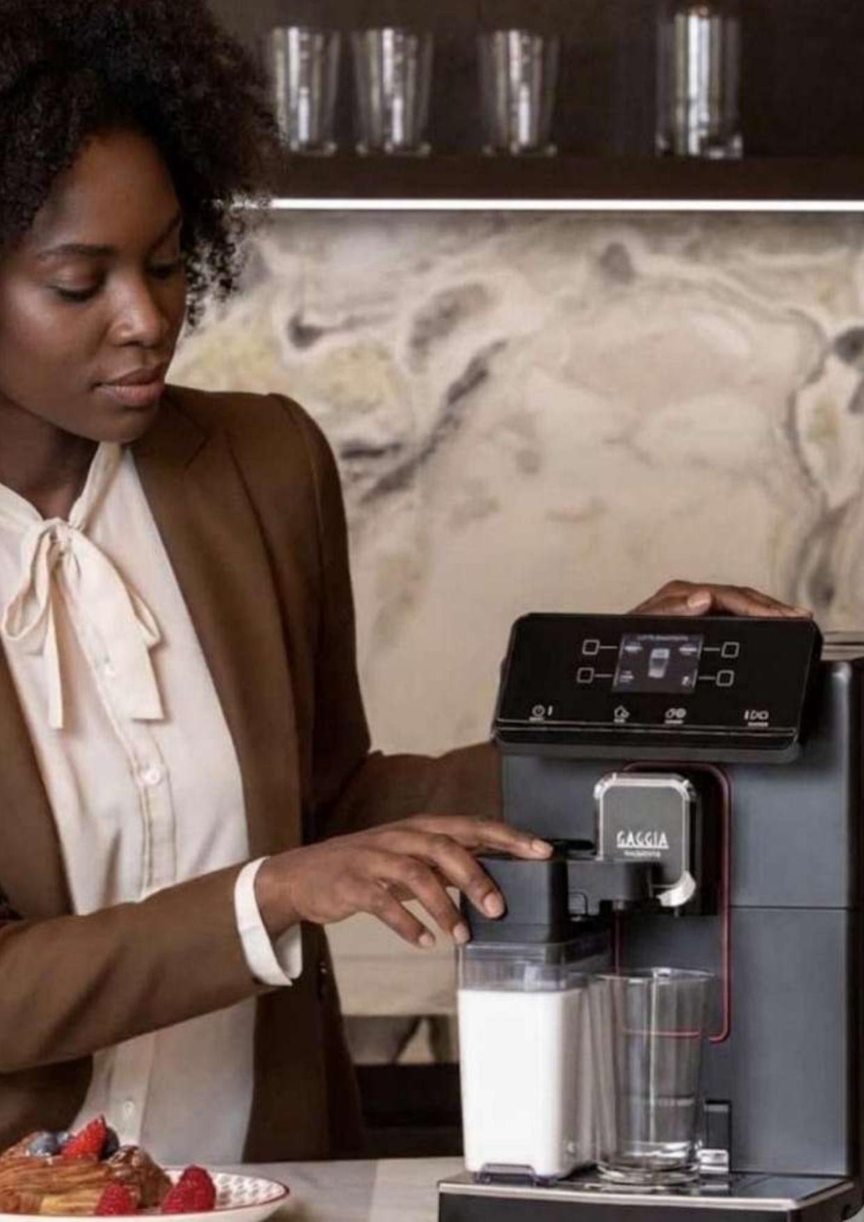 Femme utilisant une machine Gaggia