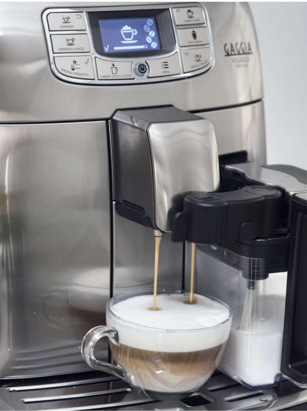 Gaggia Velasca préparant un cappuccino